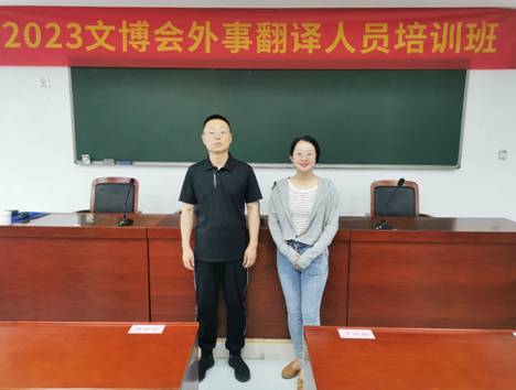 男人和女人站在一起中度可信度描述已自动生成