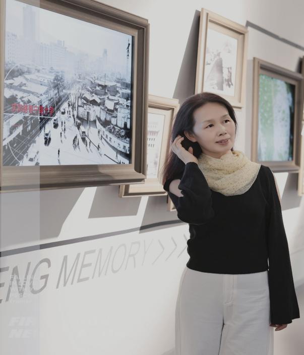 说明: 女人站在镜子前自拍描述已自动生成